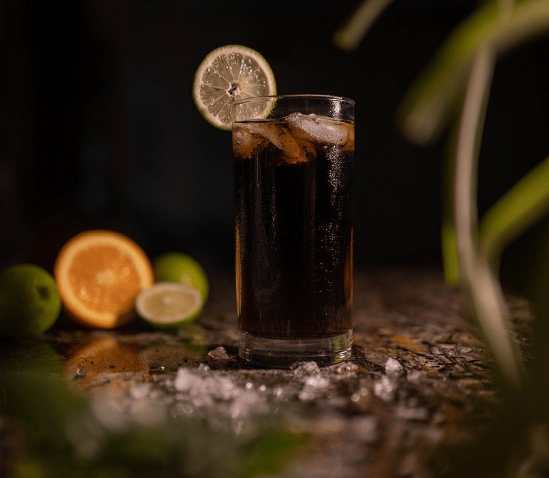 Long island iced tea – przepis na mocnego drinka