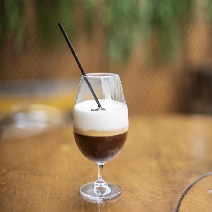 Przepis na Irish Coffee – klasyka z kawą i whiskey